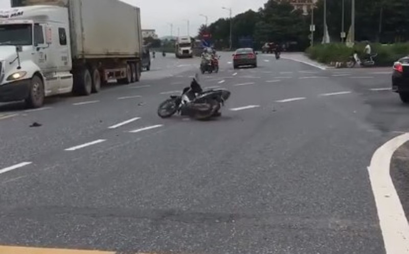 VIRAL Video Motor Beputar-putar Sendiri di Tengah Jalan Layaknya Sedang Atraksi VIRAL Video Motor Beputar putar Sendiri di Tengah Jalan Layaknya Sedang Atraksi
