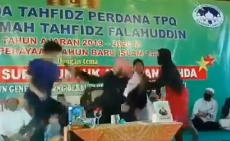 Video Detik detik Penusukan Syekh Ali Jaber di Bandar Lampung Pisau Sampai Patah