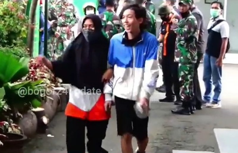 Auto Malu! Seorang Pelajar Dijemput Emaknya Saat Demo Setahun Jokowi-Ma’ruf Auto Malu Seorang Pelajar Dijemput Emaknya Saat Demo Setahun Jokowi Maruf