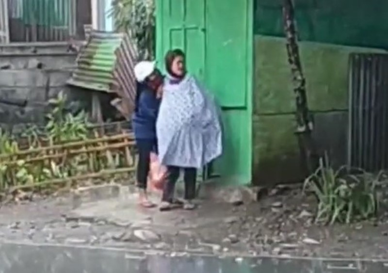 Kelewatan Seorang Wanita Tega Pukuli Nenek Saat Berteduh di Pinggir Jalan