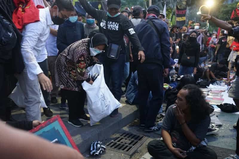 Wali Kota Risma Diteriaki Saat Punguti Sampah di Lokasi Demo Omnibus Law