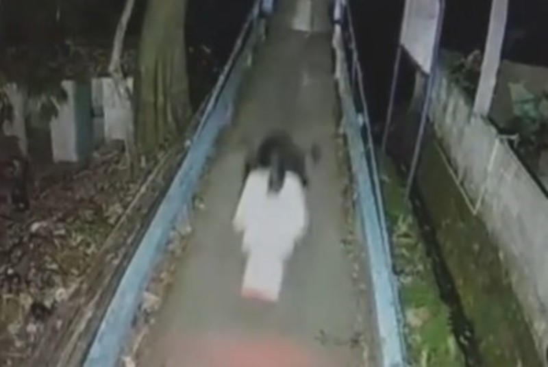 Berangkat ke Pasar Jam 2 Pagi, Tukang Sayur ini Terekam CCTV Bonceng Kuntilanak Berangkat ke Pasar Jam 2 Pagi Tukang Sayur ini Terekam CCTV Bonceng Kuntilanak