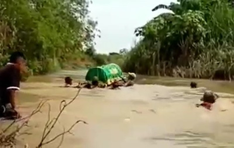 Warga Gresik Terpaksa Hanyutkan Keranda Jenazah di Sungai Saat Menuju TPU