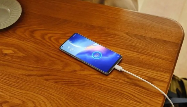 Fast charging Oppo Reno5