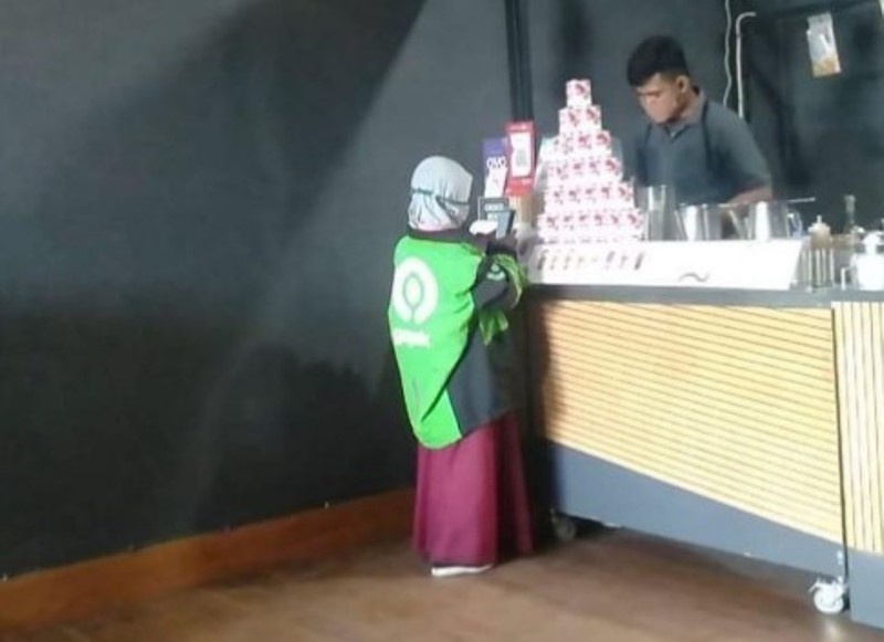 Foto Viral Bocah Berjaket Ojol Sedang Ambil Orderan Begini Kisahnya