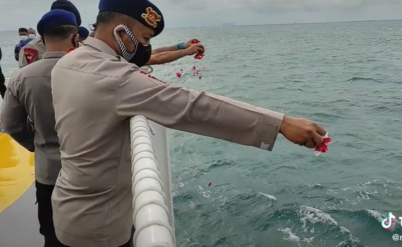 Penuh Haru Inilah Momen Brimob Tabur Bunga untuk Korban Pesawat Sriwijaya Air