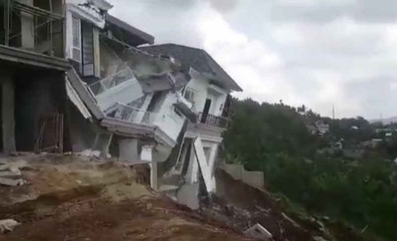 VIDEO 2 Rumah Mewah di Perumahan CitraLand Bandar Lampung Ambruk Terbawa Longsor
