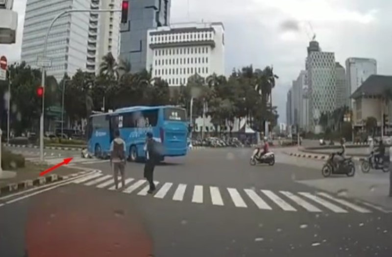 VIDEO Driver Ojol Diseruduk Transjakarta Usai Nekat Nerobos Lampu Merah