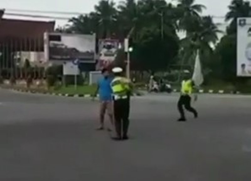 VIRAL Pemotor Pria Mendadak Serang Polisi yang Sedang Bertugas