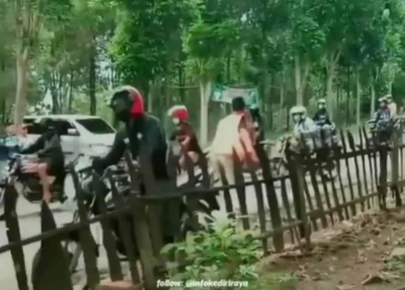 VIRAL Pria Pukul dan Tendang Gerombolan Pemotor Berknalpot Brong di Kediri