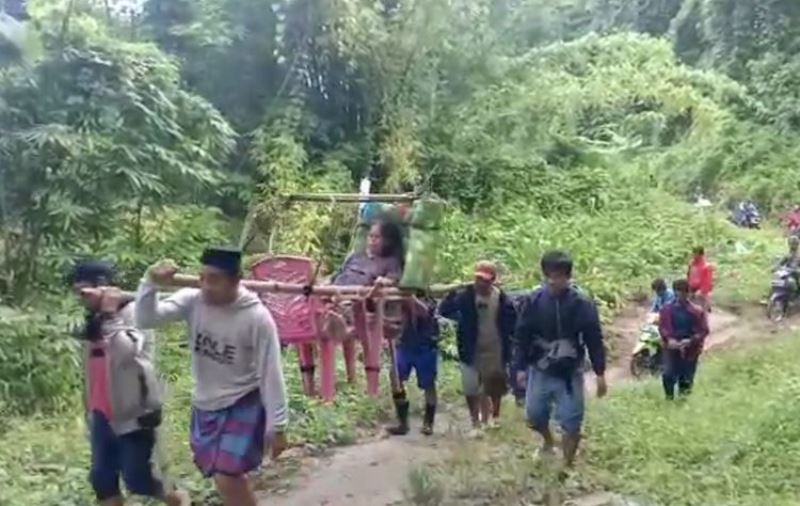 Viral Video Ibu Hamil di Polewali Mandar Ditandu Sejauh 12 Kilometer Demi ke Puskesmas