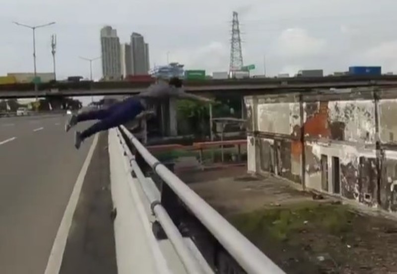 Aksi Nekat Pria Lompat dari Flyover Kemayoran ke Gedung Tua, Endingnya Begini