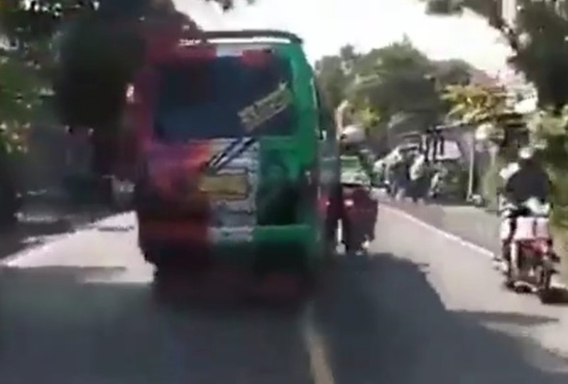 Aksi Sopir Angkot Sengaja Senggol Polisi Hingga Jatuh Ngaku Tak Sengaja Saat Diciduk