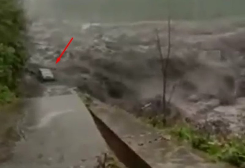 Begini Detik detik Mobil Hanyut Terseret Banjir Lahar Dingin Gunung Semeru Ngeri