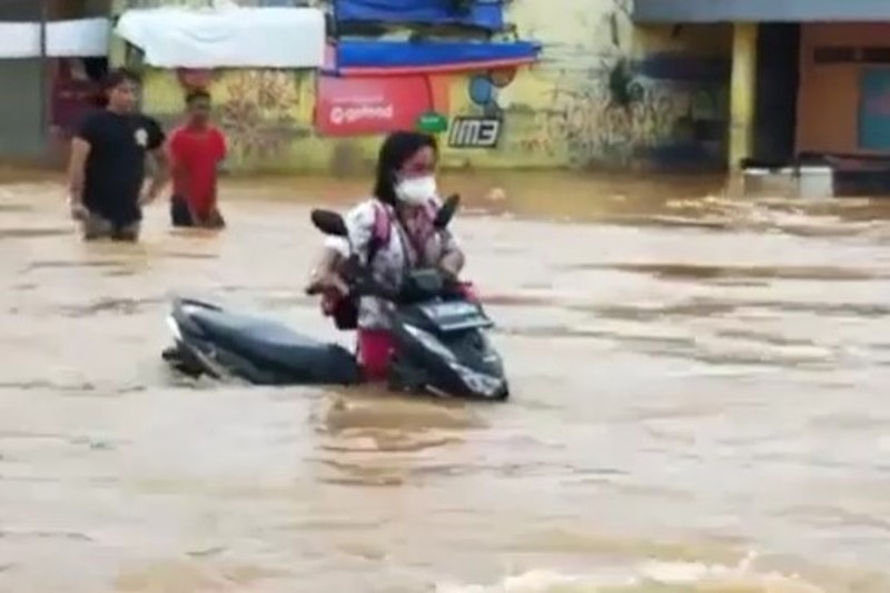 Menolak Dibantu, Emak-emak ini Nekat Terobos Banjir Sendirian Sambil Dorong Motor