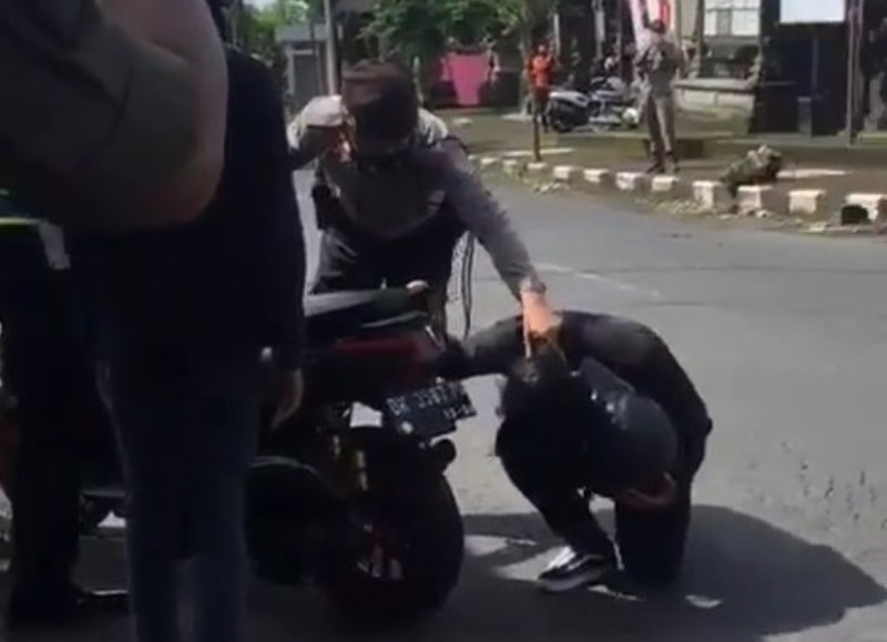 Razia Knalpot Brong, Polisi Geber Nmax Agar Pengendara Jera Tapi Endingnya Jadi ‘Melayang’ Razia Knalpot Brong Polisi Geber Nmax Agar Pengendara Jera Tapi Endingnya Jadi Melayang