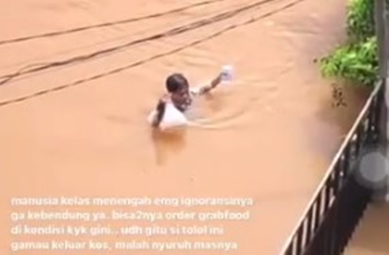 Salut Banget! Begini Aksi Driver Ojol yang Rela Antar Pesanan ke Pelanggan Saat Banjir