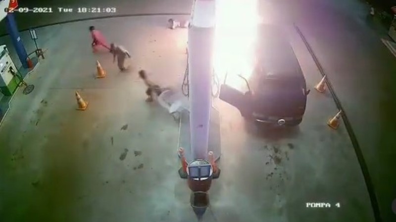 VIDEO Mobil Terbakar di SPBU Musi Banyuasin Diduga Gegara Main HP Saat Isi Bensin