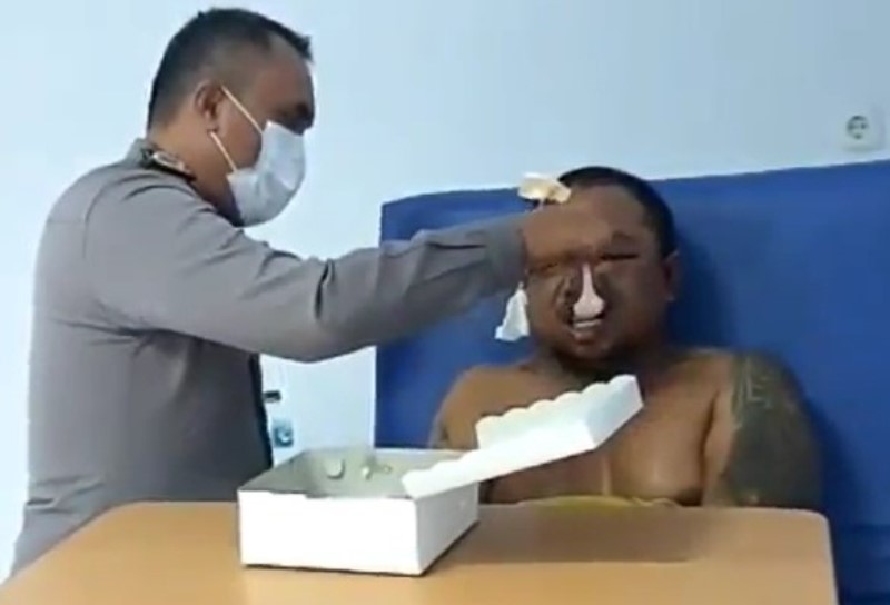 VIRAL Momen Pengeroyok TNI di Gorontalo Disuapi Polisi Usai Ditangkap VIRAL Momen Pengeroyok TNI di Gorontalo Disuapi Polisi Usai Ditangkap