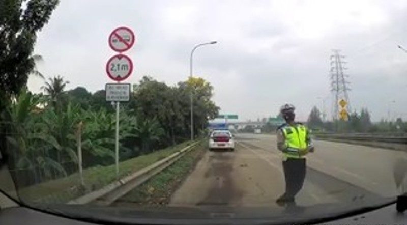 VIRAL Video Oknum Polisi Tiba tiba Batal Tilang Pengemudi Mobil Ber CCTV