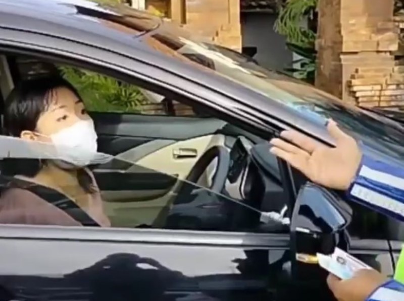 VIRAL Video Wanita Pengemudi Mobil Emosi dan Berkata Kasar ke Polisi Saat Ditilang