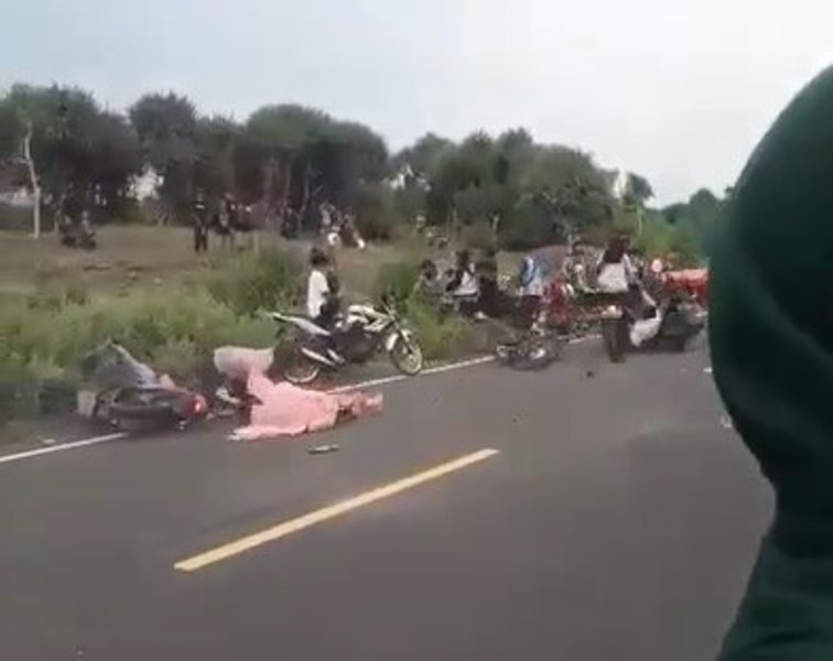 Video Detik detik Insiden Dua Pembalap Liar Tabrak Pemotor di Jember