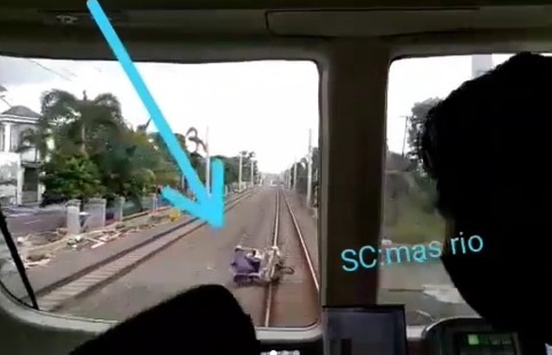 Video Detik detik Menegangkan Saat Kereta Api Tabrak Sepeda Ontel yang Menyeberang