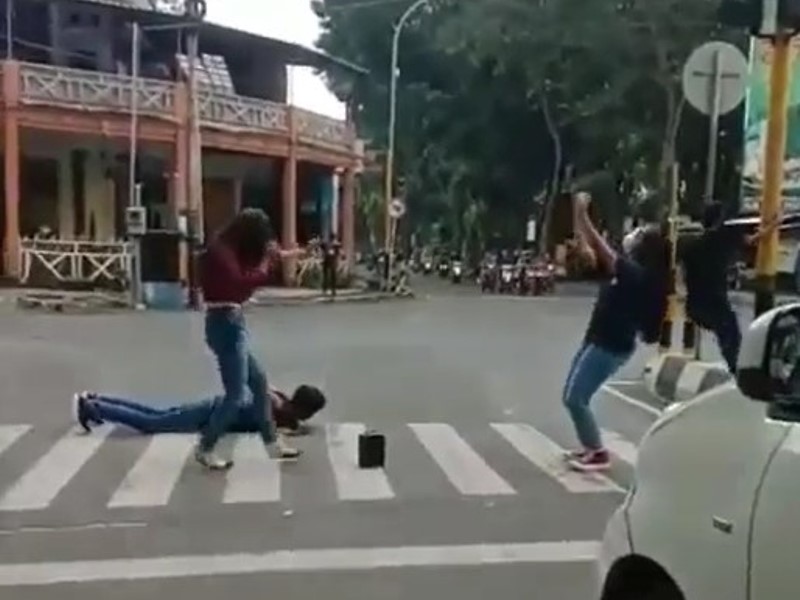 Video Viral 4 Remaja Lumajang Joget di Tengah Jalan, Pengendara Dibuat Keder