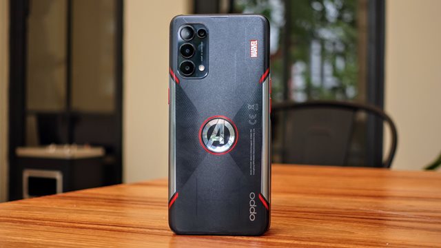 Desain belakang Oppo Reno5 Marvel Edition