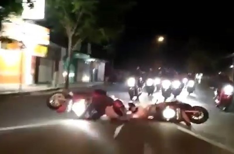Detik-detik Dua Pengendara Motor Wanita Gagal Freestyle dan Berujung Cium Aspal