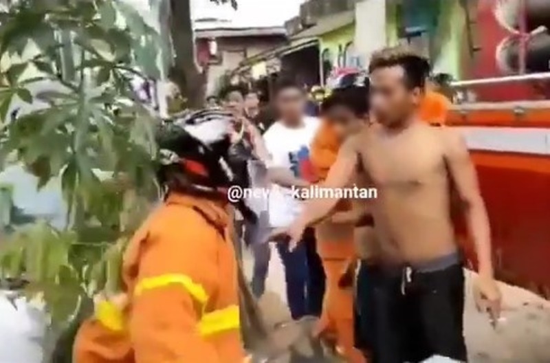 Dipicu Salah Paham Petugas Damkar Didorong Warga Saat Sampai di Lokasi Kebakaran