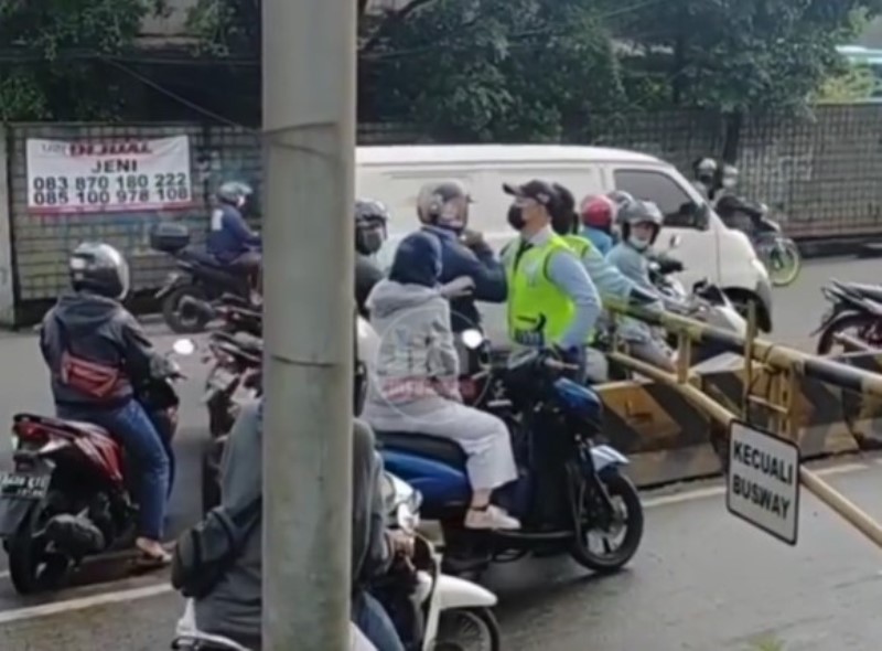 Ngotot Terobos Jalur Busway, Pemotor ini Marah Hingga Dorong Petugas Jaga Ngotot Terobos Jalur Busway, Pemotor ini Marah Hingga Dorong Petugas Jaga