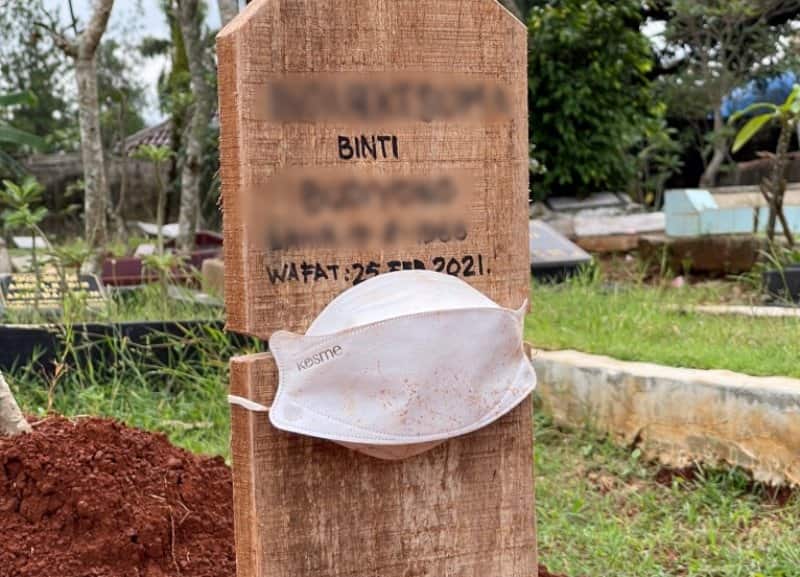 Pandemi Masih Berlangsung, Potret Nisan Kuburan Pakai Masker ini Viral