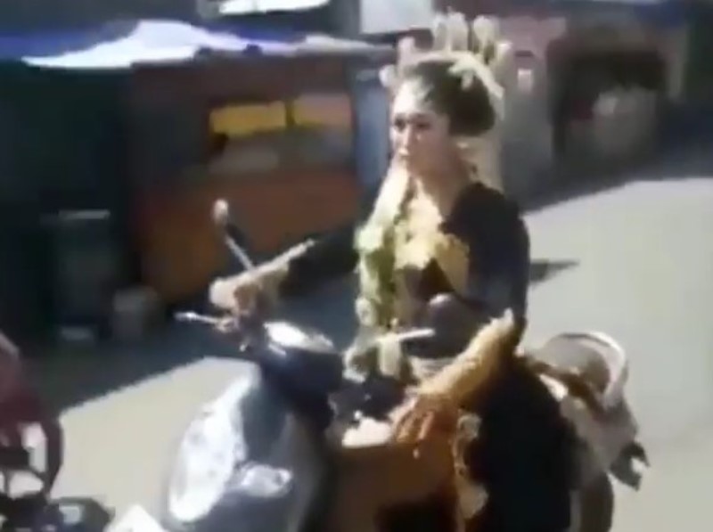 Sudah Dandan, Pengantin Wanita Nekat Kendarai Motor Demi Jemput Pasangan yang Ketiduran Sudah Dandan, Pengantin Wanita Nekat Kendarai Motor Demi Jemput Pasangan yang Ketiduran