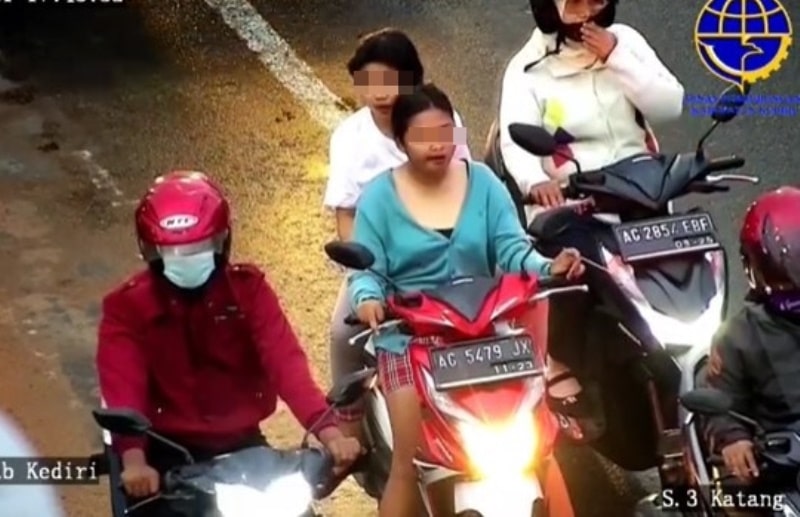 VIRAL Wanita Malah Terobos Lampu Merah Saat Ditegur Karena Tak Pakai Masker dan Helm