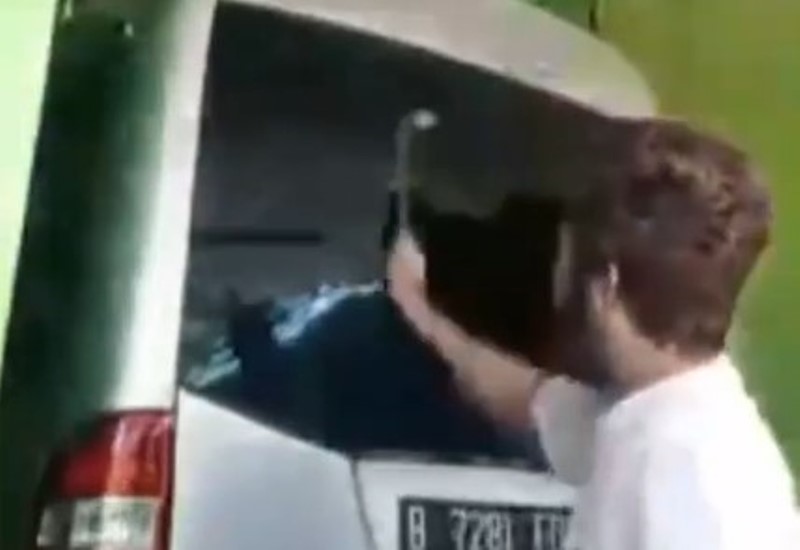 Diduga Kecewa dengan Larangan Mudik, Seorang Pria Nekat Pecahkan Kaca Mobil Travel Diduga Kecewa dengan Larangan Mudik Seorang Pria Nekat Pecahkan Kaca Mobil Travel