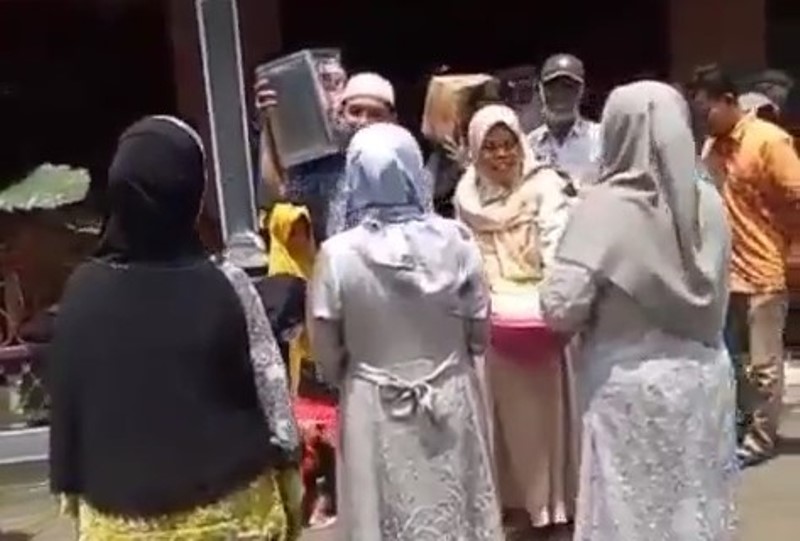 Insiden Kocak Rombongan Pengantin Nyasar ke Hajatan Lain Gara-gara Salah Alamat Insiden Kocak Rombongan Pengantin Nyasar ke Hajatan Lain Gara gara Salah Alamat