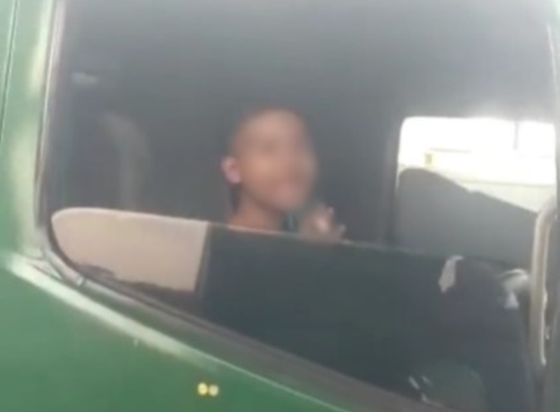 Nekat Banget, Bocah 12 Tahun Kepergok Nyetir Truk Tronton di Jalan Raya Nekat Banget Bocah 12 Tahun Kepergok Nyetir Truk Tronton di Jalan Raya