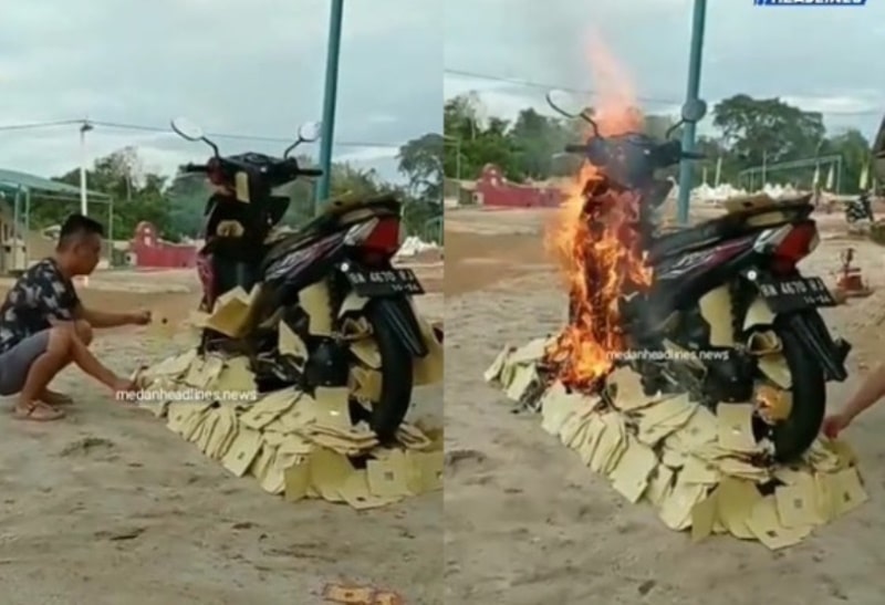 VIRAL Video Pria Bakar Sebuah Motor, Disebut untuk Dikirim ke Surga VIRAL Video Pria Bakar Sebuah Motor Disebut untuk Dikirim ke Surga