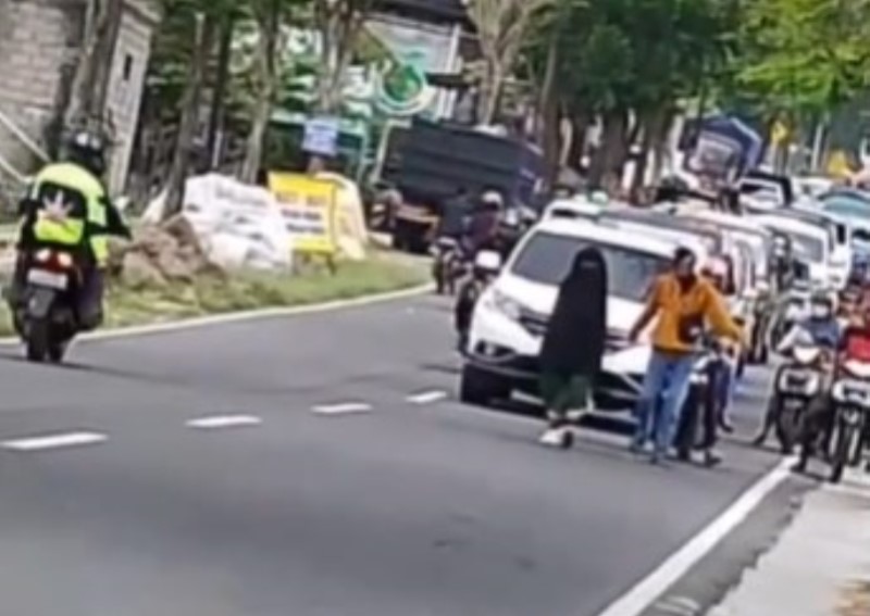 Lagi Ngambek Wanita ini Sampai Bikin Jalanan Macet Parah