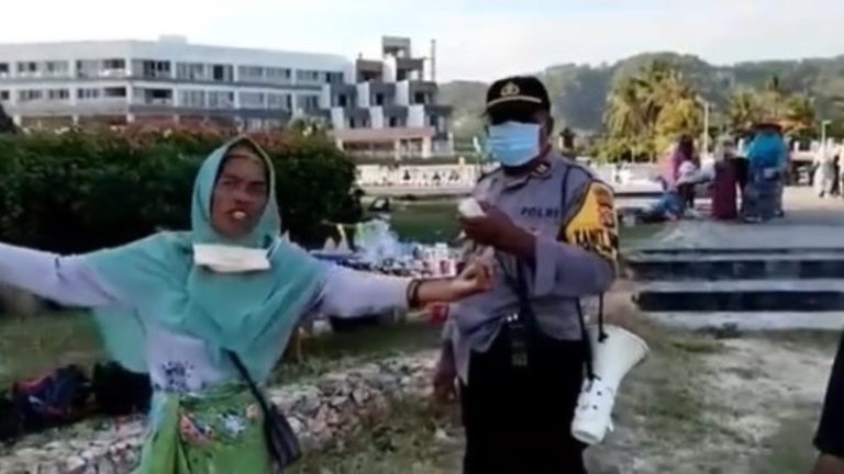 Viral Emak emak Ngomel Pakai Bahasa Inggris Saat Dibubarkan Polisi Dari Tempat Wisata