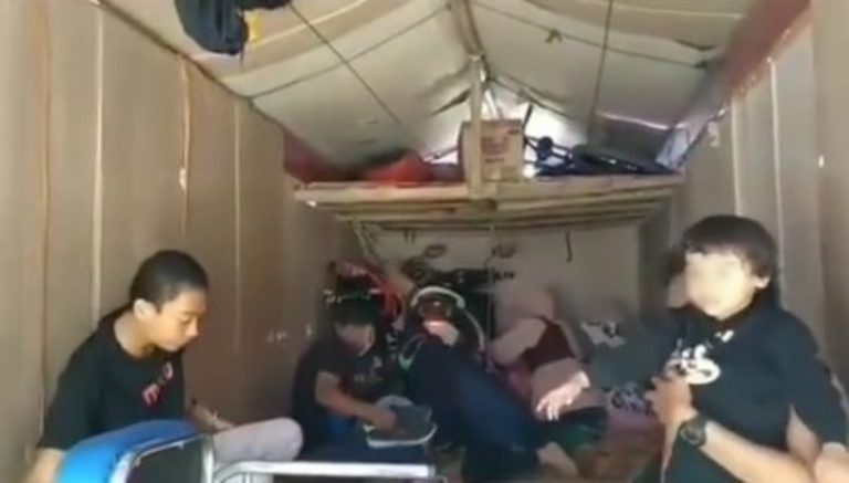 Viral Video Warga Nekat Mudik dengan Cara Sembunyi di Bak Truk, Akhirnya Ketahuan Viral Video Warga Ketahuan Tetap Nekat Mudik dengan Sembunyi di Bak Truk