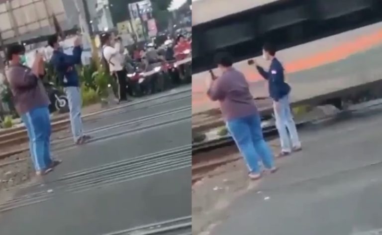 Bahaya Banget Aksi Nekat 2 Railfans Berdiri di Rel Untuk Rekam Momen Saat Kereta Melintas