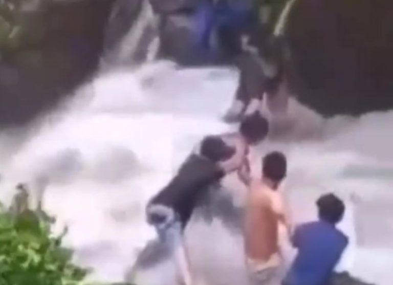 Viral Aksi Heroik Para Pemuda Selamatkan Teman yang Terjebak Arus Deras di Air Terjun Deg degan Begini Aksi Para Pemuda Selamatkan Teman yang Terjebak Arus Deras di Air Terjun