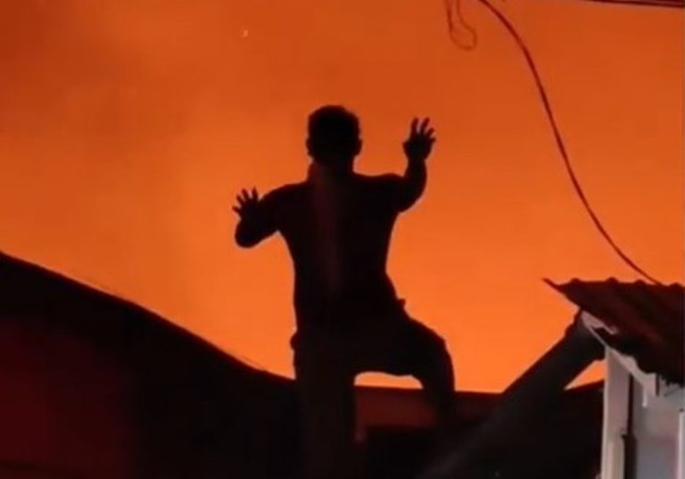 Lakukan Gerakan Bak Pengendali Api Saat Kebakaran Aksi Pria ini Langsung Viral