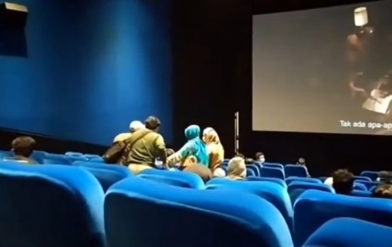 Seram! Penonton Bioskop Diduga Kesurupan Saat Nonton Film Horor Seram Penonton Bioskop Diduga Kesurupan Saat Nonton Film Horor