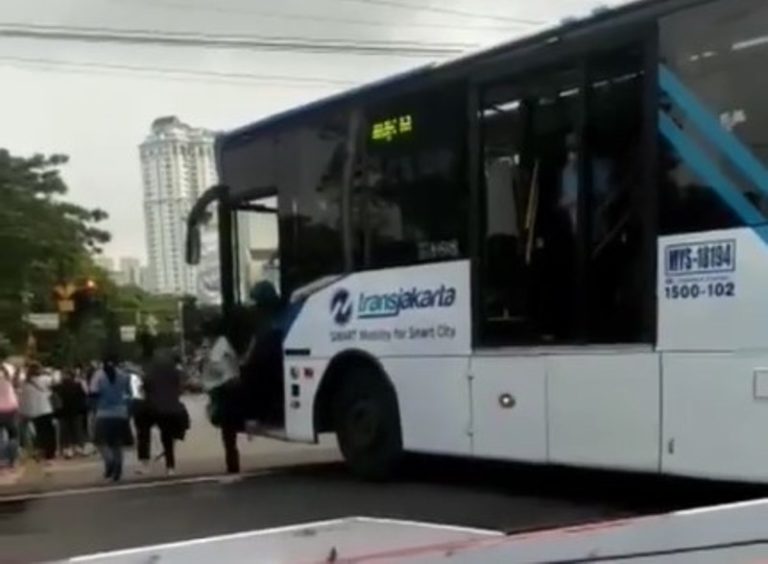 VIRAL Detik detik Bus Transjakarta Mogok di Rel Kereta Begini Kronologinya