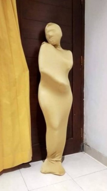 Wanita Dibungkus Kain