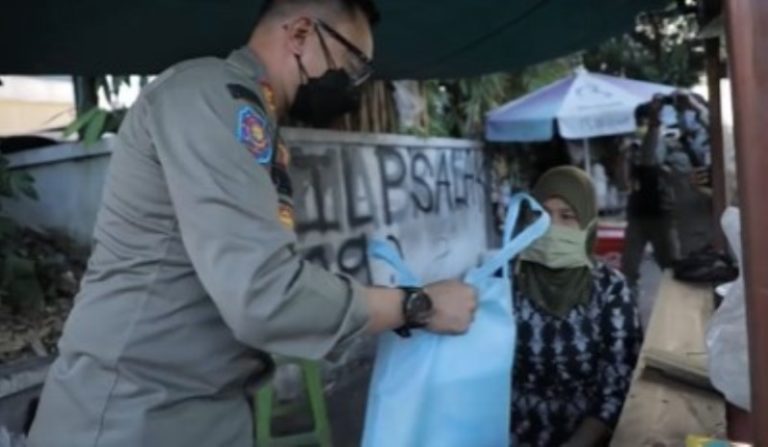 Aksi Viral Satpol PP Kota Bogor Tegur Pedagang Saat PPKM dengan Sopan dan Bagikan Sembako