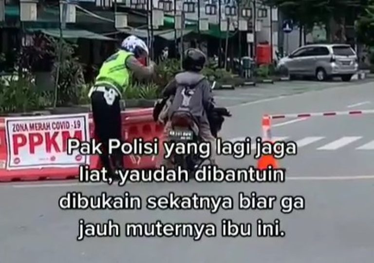 Baik Banget Polisi Bukakan Penyekat Jalan Untuk Ibu ibu Penjual Ayam yang Hendak ke Pasar